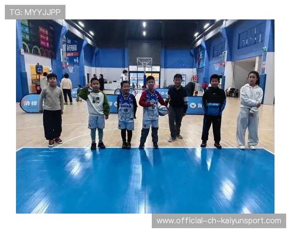 篮球少年高难度后仰投进成热点