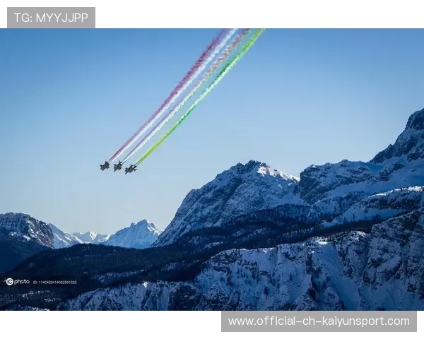 高山滑雪选手飞跃雪堆落地稳如老狗
